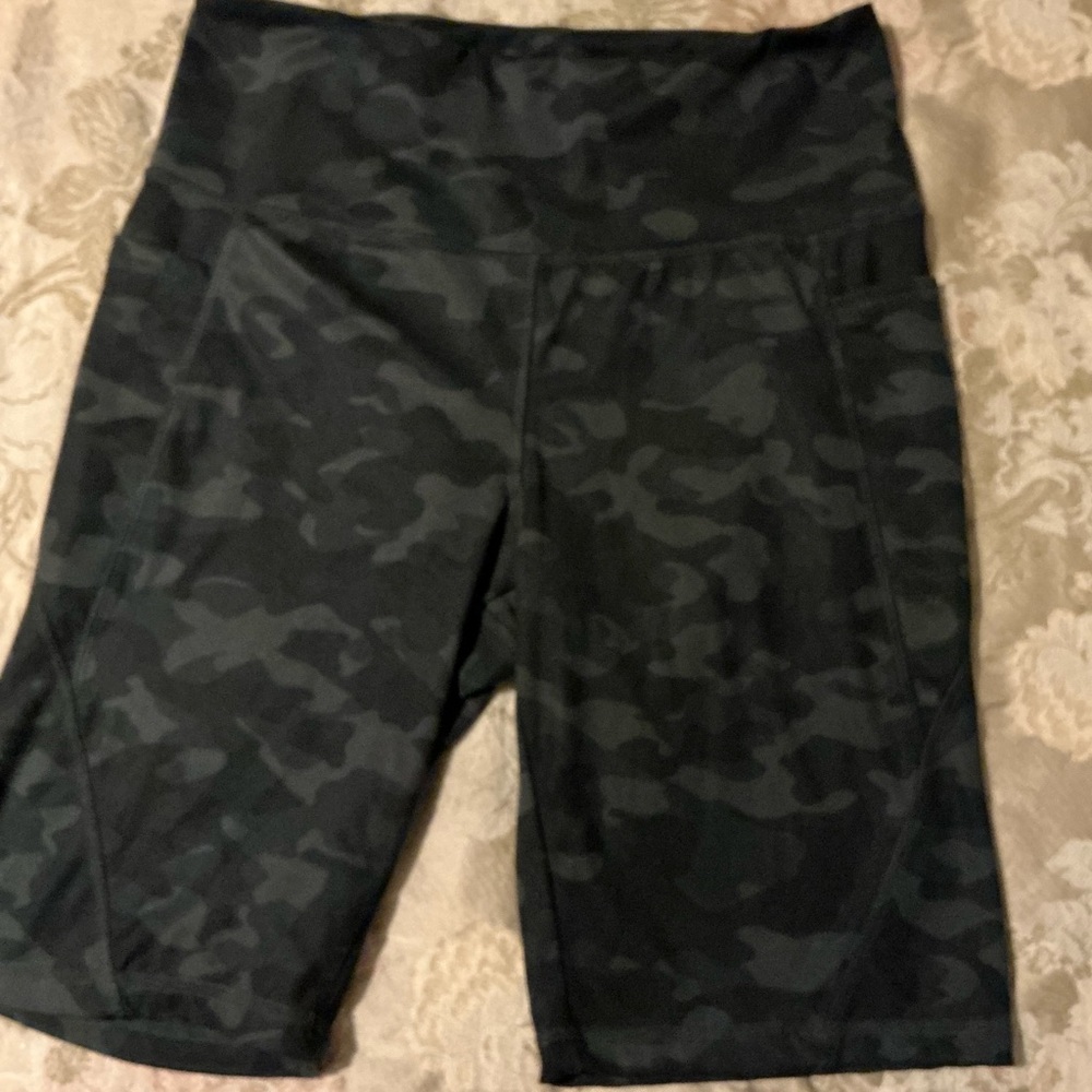 Danskin Women's Dark Camo Bike Shorts with pockets. Size M